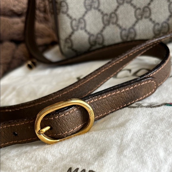 Gucci GG Supreme Crossbody Bag - Picture 4 of 17